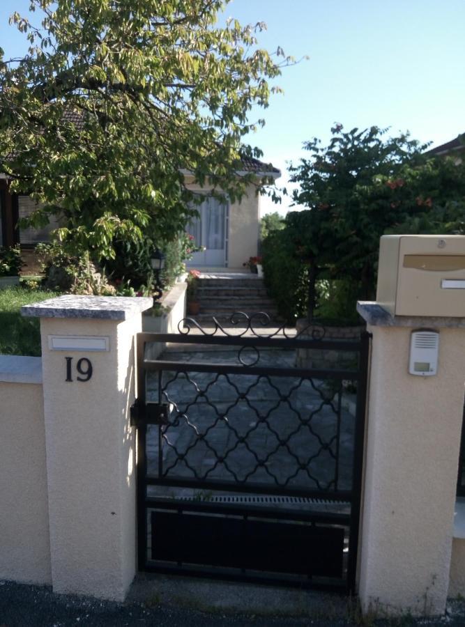 Chez Myla Chambre Avec Tv Ecran Plat Et Salle De Bain Privative Acomodação com café da manhã Bourges Exterior foto